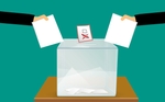 Zeichnung zweier Hände die Zettel in eine Wahlurne stecken wollen.