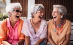 Senioren in der Gruppe, lachende Frauen