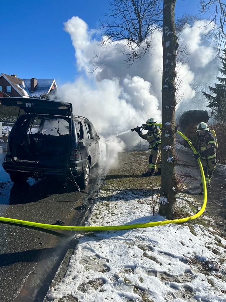 Fahrzeug brennt in Pohnsdorf