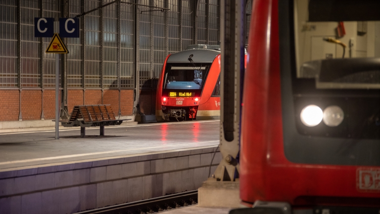 Zug nach Kiel im Bahnhof Lübeck