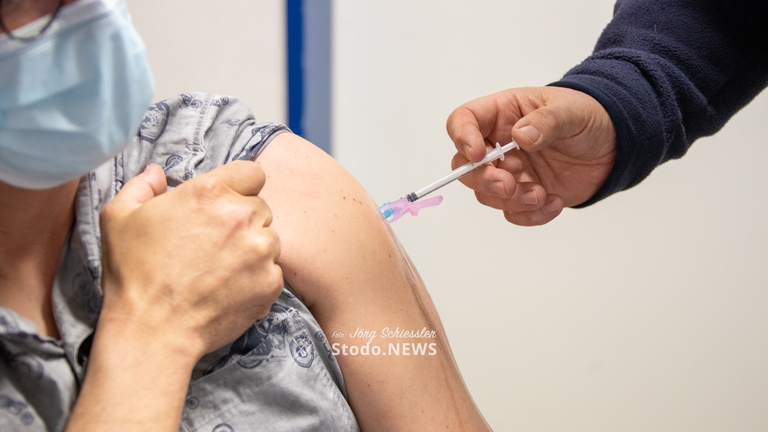 Der Impfstoff wird in den Oberarmmuskel gespritzt.