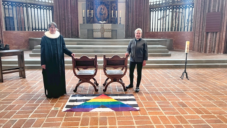 Pastorin Inga Meißner (links) und Pröpstin Petra Kallies laden zum CSD in Lübeck zu Spontan-Segnungen in St. Marien ein.