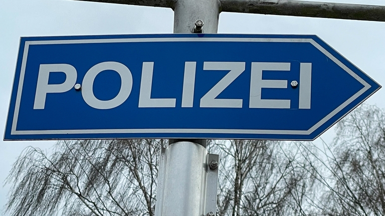 Hinweisschild Richtungspfeil zur nächsten Polizeistation.