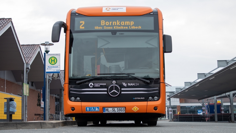 Oranger Bus der Linie 2 von Stockelsdorf zum Bornkamp in Lübeck.