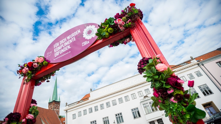 Stodo News Lubeck Hat Einen Komplimentebogen An Der Liebesbrucke