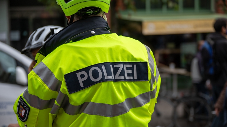 Polizei mit Fahrradhelm