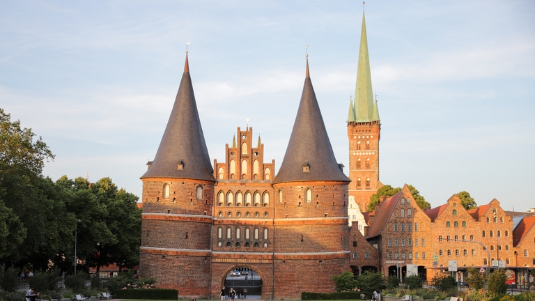Holstentor, Petri-Kirchturm und Salzspeicher von Lübeck.