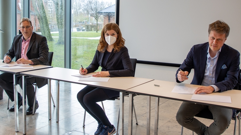 v.l.: Jens Meyer (GF EGOH), Julia Samtleben (BM Stockelsdorf) und Dr. Uwe Brinkmann (BM Bad Schwartau) setzen ihre Unterschriften unter den Vorvertrag.