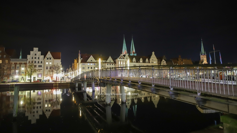Lübeck Skyline bei Nacht