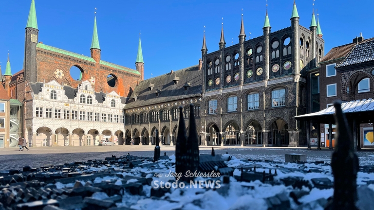 Rückansicht des Lübecker Rathauses mit Lübeck-Modell im Vordergrund