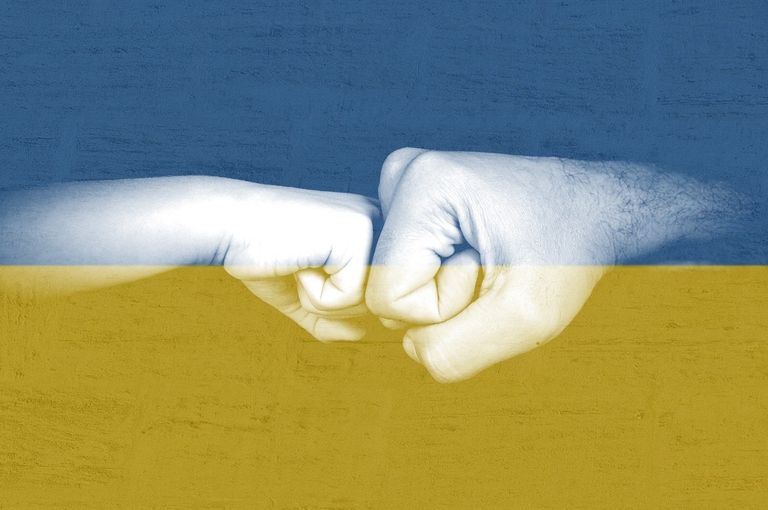 first bump vor Ukraine Flagge