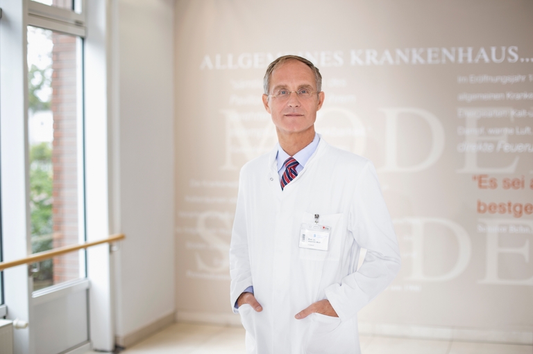 Prof. Dr. med. Joachim Weil, Chefarzt der Klinik für Kardiologie und Angiologie an den Sana Kliniken Lübeck.