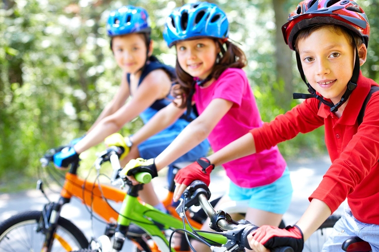 Kinder mit Helm auf dem Fahrrad