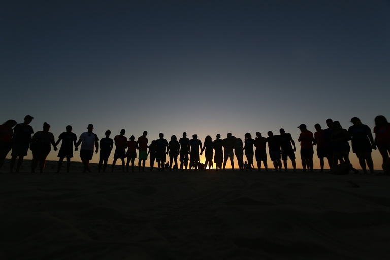 Menschengruppe bei Sonnenuntergang