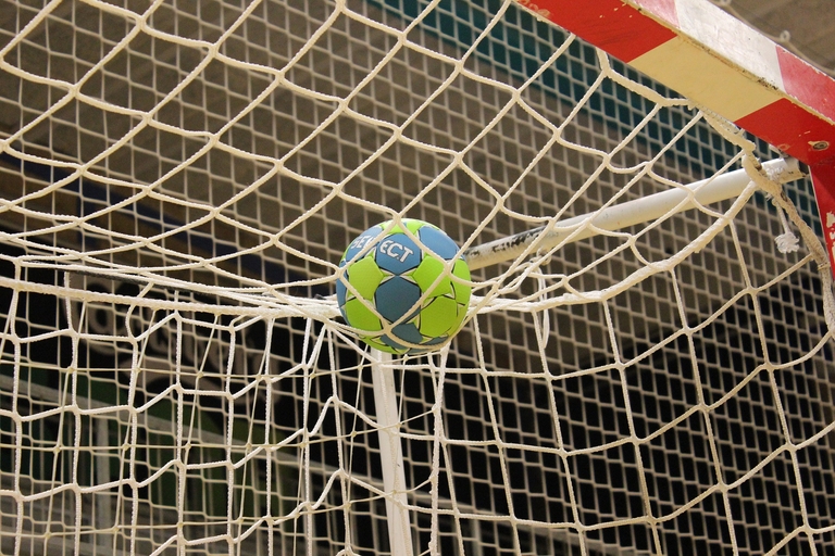 Ein Handball liegt auf einem Tornetz