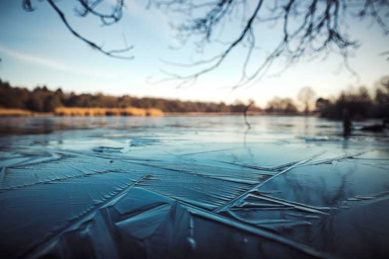 dünne Eisschicht auf einem See