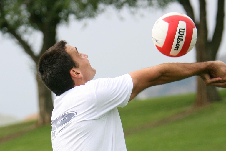Ein Mann spielt Volleyball