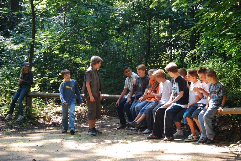 Eine Gruppe Teenager im Wald.