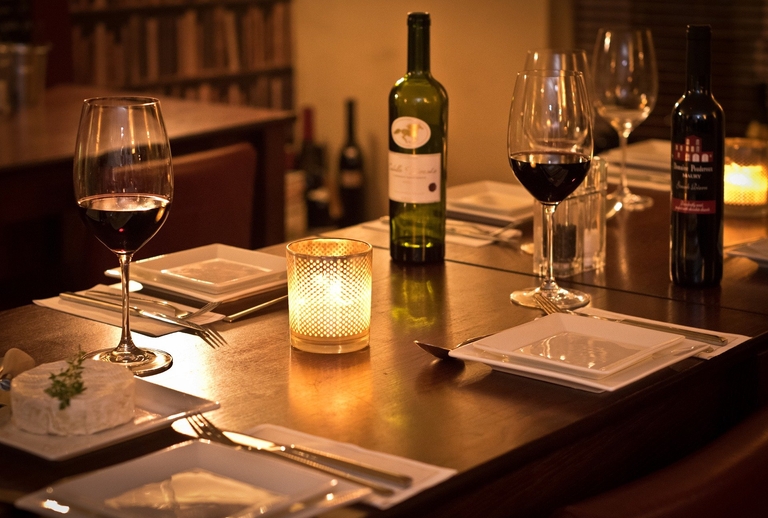Ein Candlelight Dinner im Restaurant mit Wein.
