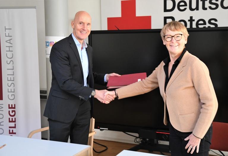 Dr. Michael Blank, Geschäftsführer SES GmbH und Frau Anette Langner, Sprecherin Forum Pflegegesellschaft e.V. 