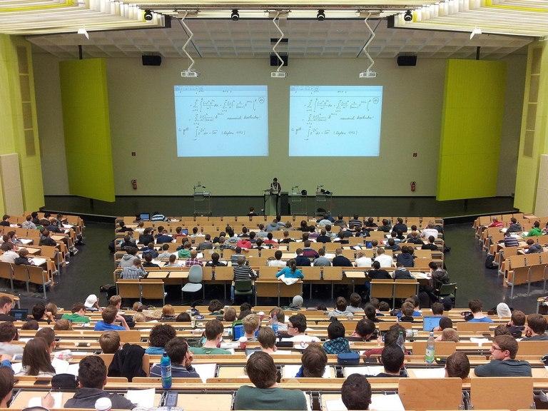 Hörsaal einer Universität mit Studenten