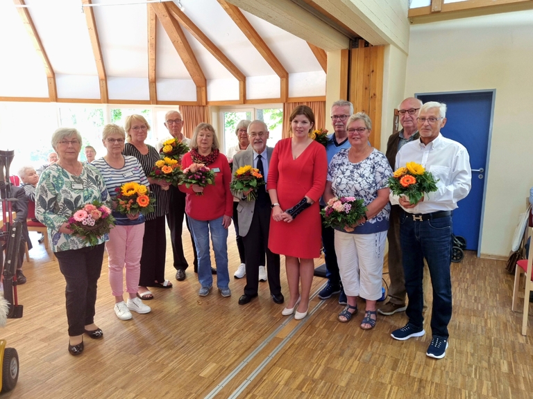 Seniorenbeirat mit Blumen und Bürgermeisterin