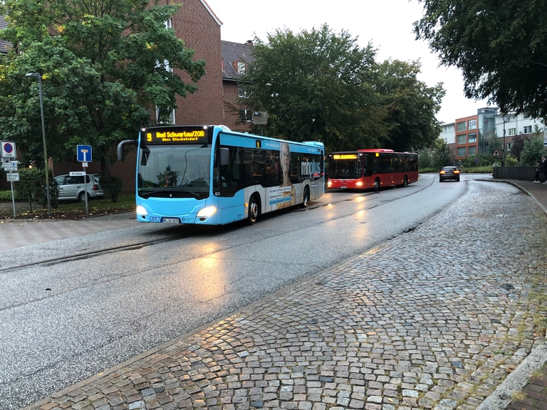 Zwei Busse in der Marienburgstraße