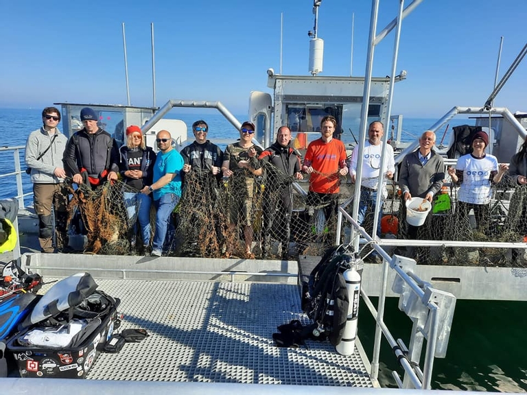 Team der SeeKuh sammelt Müll aus dem Meer
