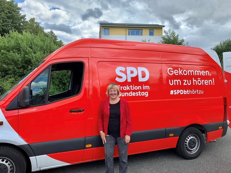 Bettina Hagedorn auf Tour im roten Bus