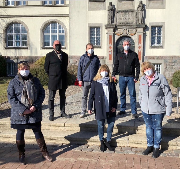 Vier Landtagsabgeordnete vor dem Impfzentrum Bad Schwartau