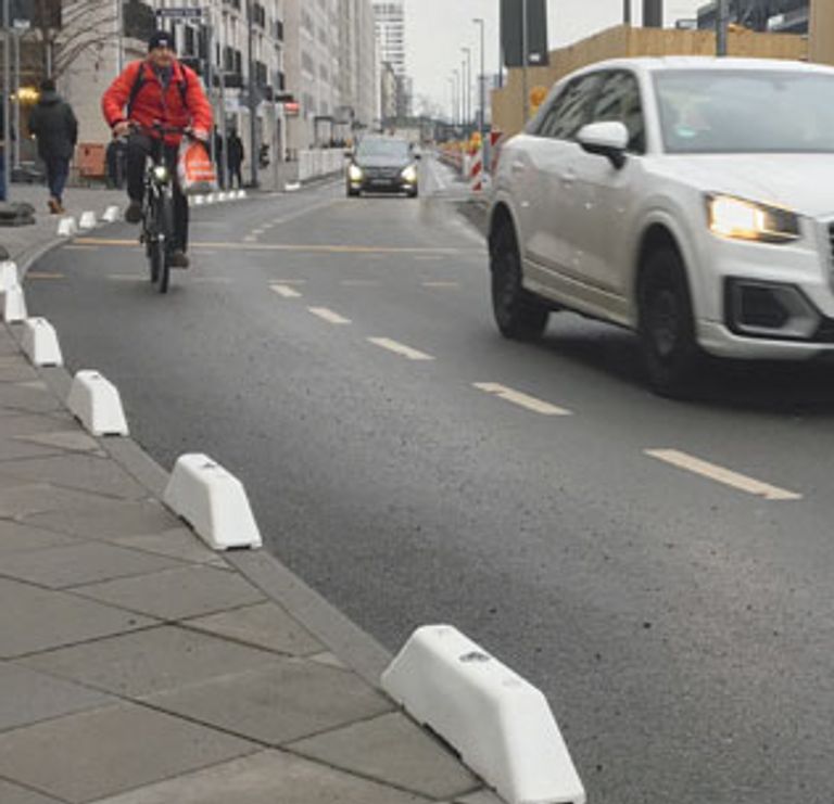 Frankfurter Hüte schützen demnächst Fußgänger und Radfahrer