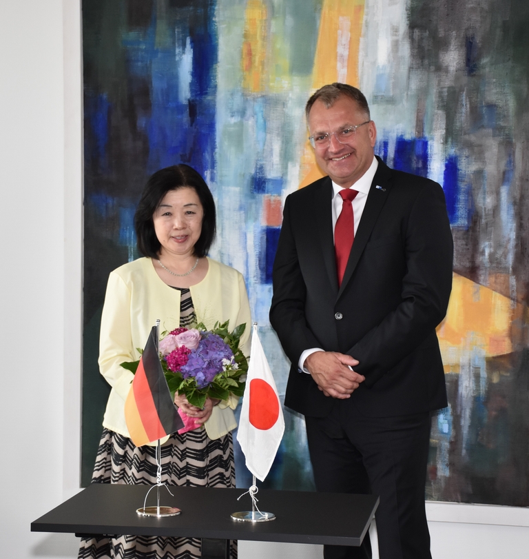 Kikuko Kato, japanische Generalkonsulin und Hagen Goldbeck, Präses IHK zu Lübeck.