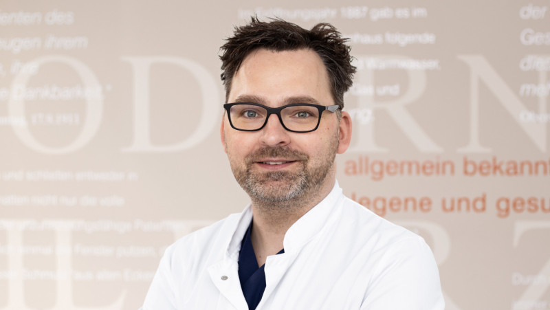 Marcus Ohlrich, leitender Oberarzt der Klinik für Neurologie der Sana Kliniken Lübeck, erklärt: „Schon einfache digitale Tools können die Versorgungsqualität verbessern und den Zugang zu personalisierter Therapie ermöglichen. Dies ist insbesondere für die jüngeren und technikaffinen Patienten wichtig.“ 